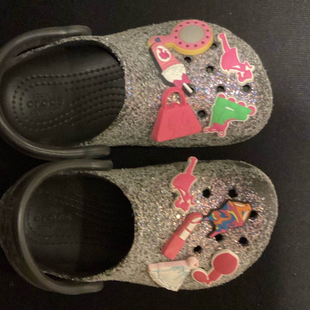 Kids Glitter Clogs Black sz9 w/ Charms (faded/worn top) - Picture 2 of 8